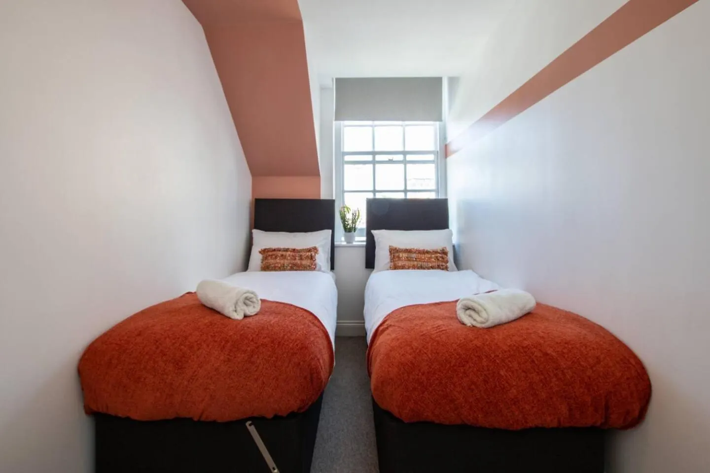 Central 2 Bedroom Apartment In Bournemouth, 5 Minutes Walk To The Beach, Sleeps Up To 6 0*, בורנמות'