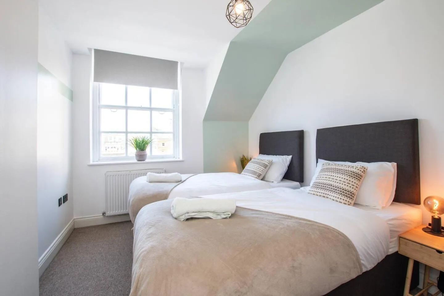 Central 2 Bedroom Apartment In Bournemouth, 5 Minutes Walk To The Beach, Sleeps Up To 6
