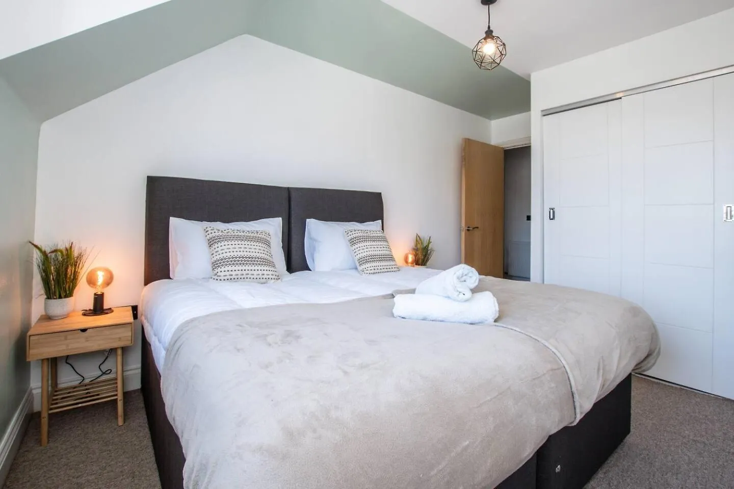 Central 2 Bedroom Apartment In Bournemouth, 5 Minutes Walk To The Beach, Sleeps Up To 6  בורנמות'